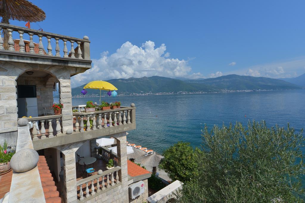 Apartments Palace Mira Mare Tivat Exterior foto