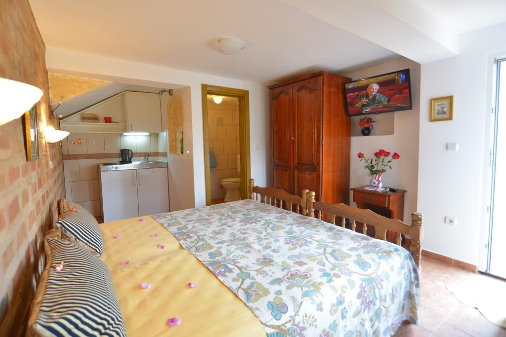 Apartments Palace Mira Mare Tivat Exterior foto